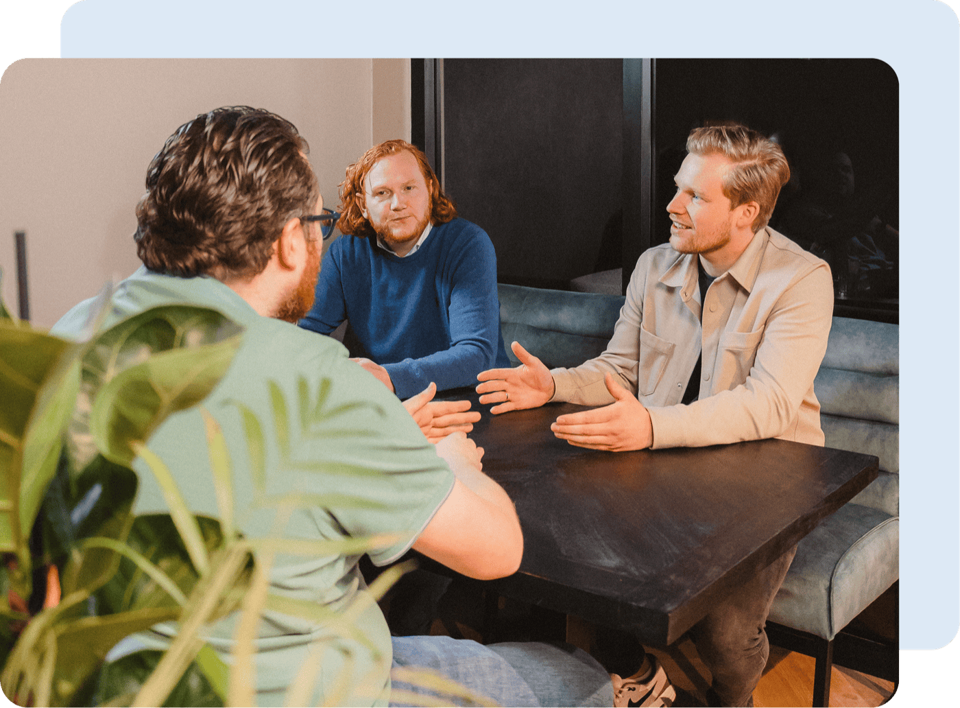 WeMa.Agency team in overleg over een webproject